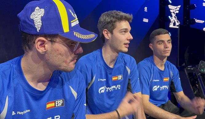 Los campeones en la rueda de prensa posterior a la carrera
