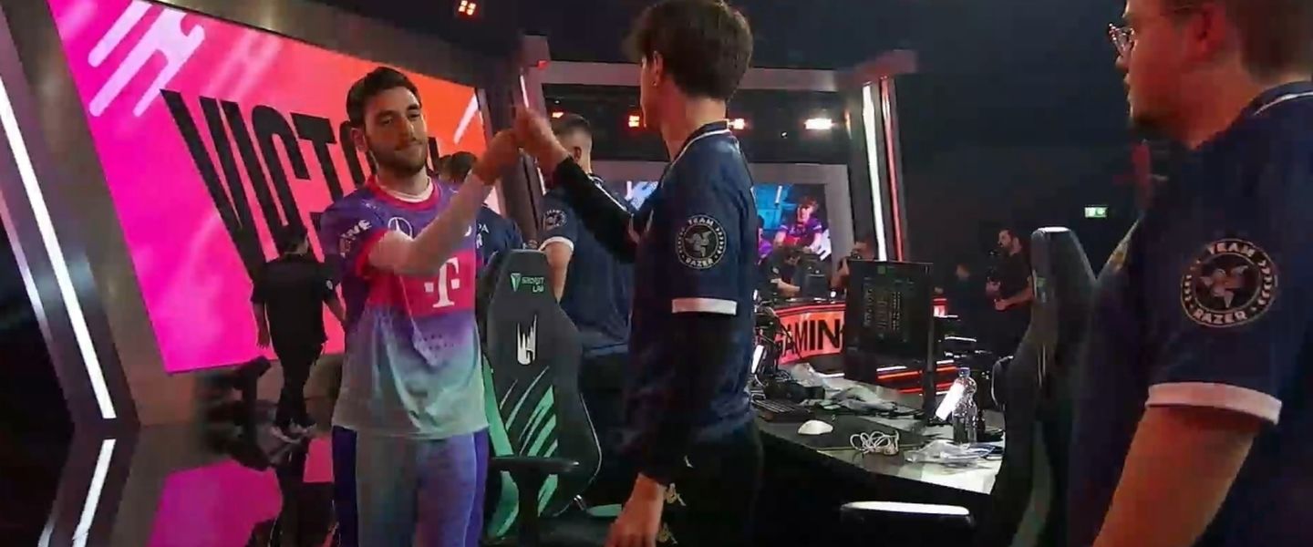 El choque de puños de Nisqy y Elyoya tras la victoria de SK