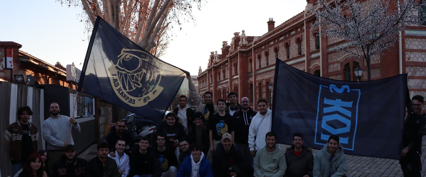 Una imagen de Las Karpas, la peña nº1 de Movistar KOI y MAD Lions KOI, al lado del MEC