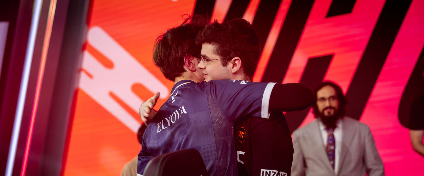 El abrazo entre Elyoya y Oscarinin tras el 2-0 de Fnatic