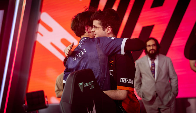 El abrazo entre Elyoya y Oscarinin tras el 2-0 de Fnatic