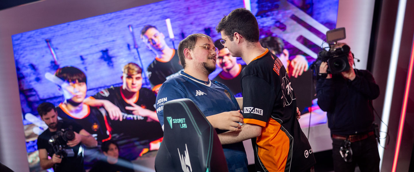 Myrwn y Oscarinin, saludándose tras un partido de MAD Lions KOI vs Fnatic