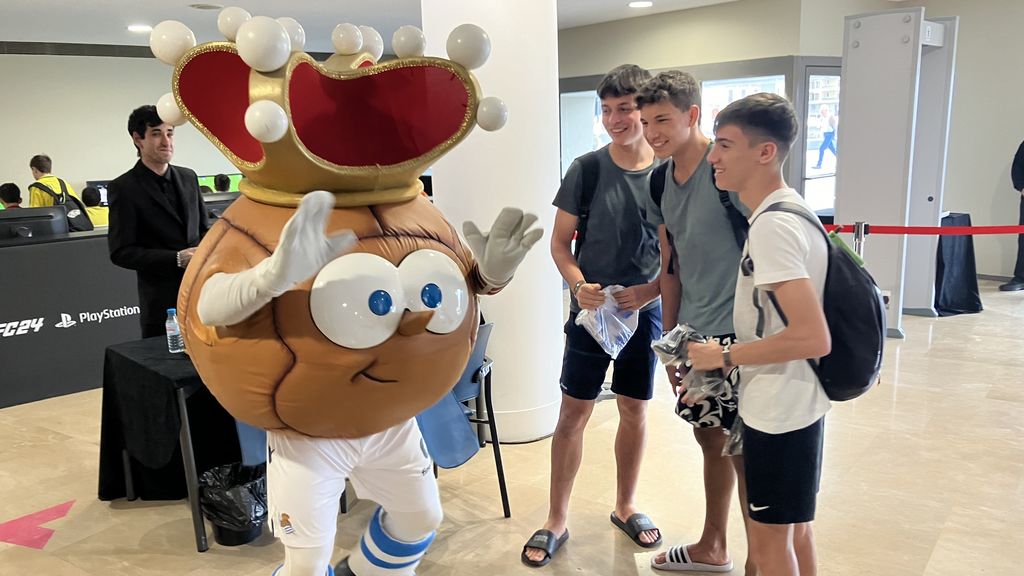 'Txurdin', la mascota de la Real Sociedad, no quiso perderse el evento.