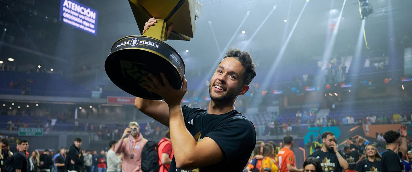 TheGrefg levantando el trofeo de la Kings League