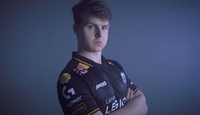Jackspektra, con la camiseta de Los Heretics