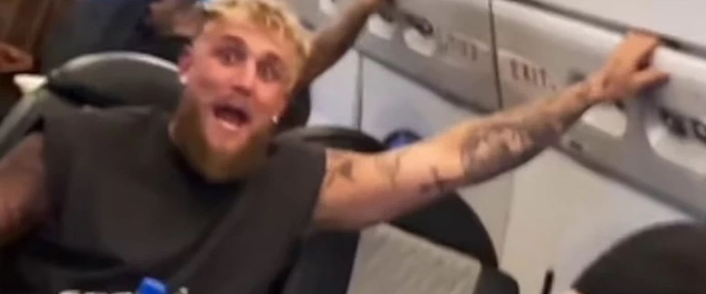 El avión de Jake Paul, alcanzado por un rayo