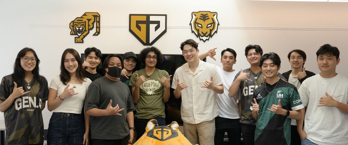 Una imagen del CEO de Gen.G Arnold Hur, con parte de su staff del equipo