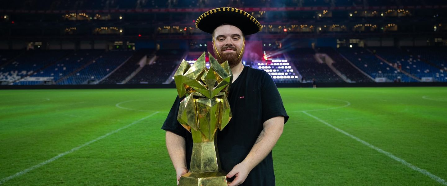 Ibai con el trofeo de la Kings World Cup, confirmando que debía cumplir su promesa
