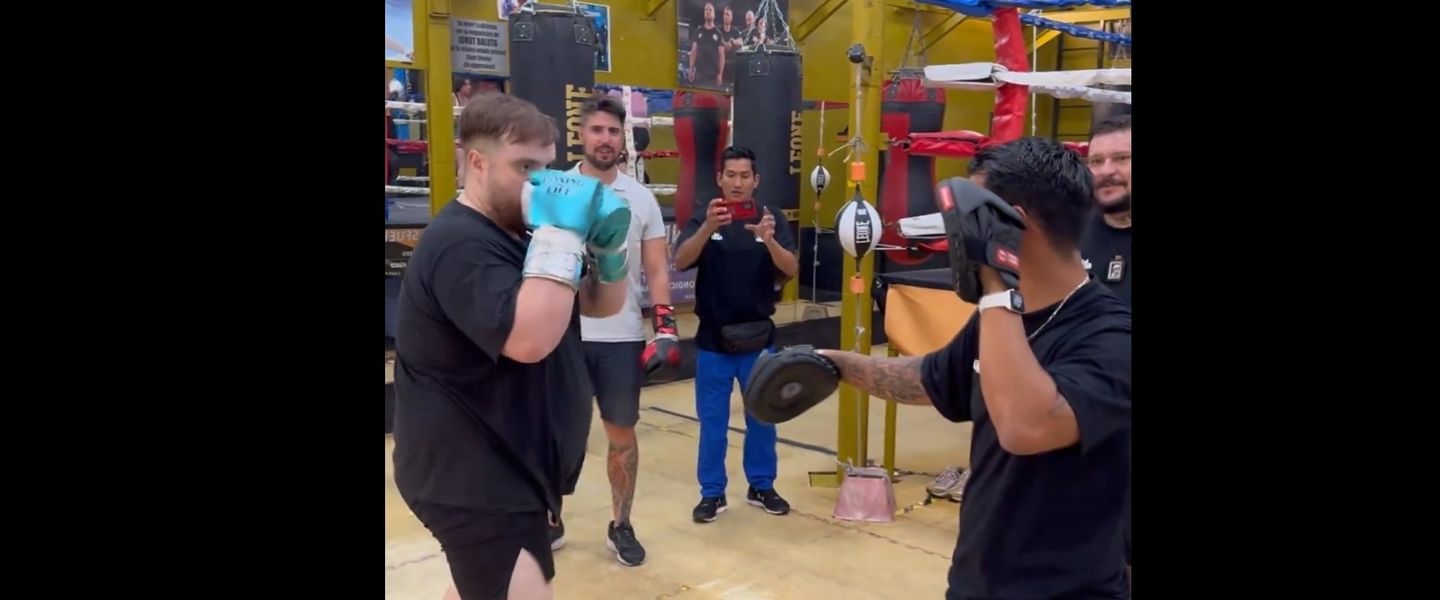 Ibai se anima a probar el boxeo en pleno cambio físico