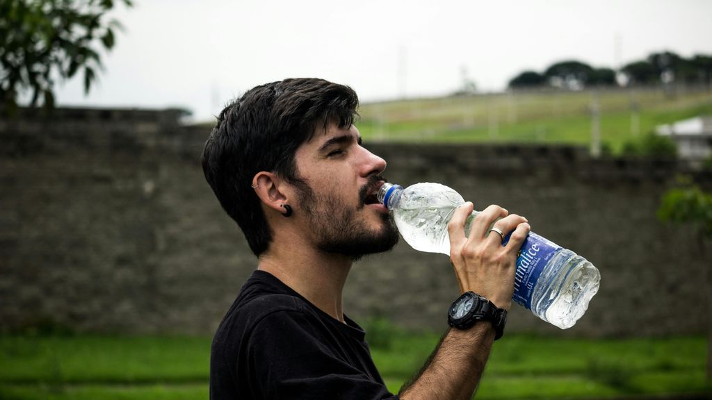 Bebe mucha agua e hidrátate bien