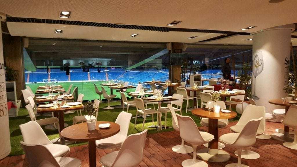 En el estadio hay restaurantes, pero te aconsejamos comer antes
