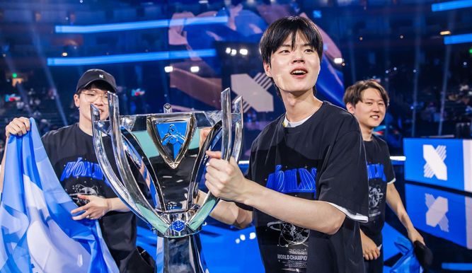 Deft, con el trofeo de Worlds 2022 en sus manos