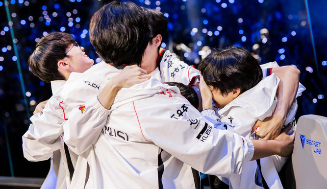 T1 y su emotivo abrazo tras derrotar por 3-2 a BLG en la gran final de Worlds 2024