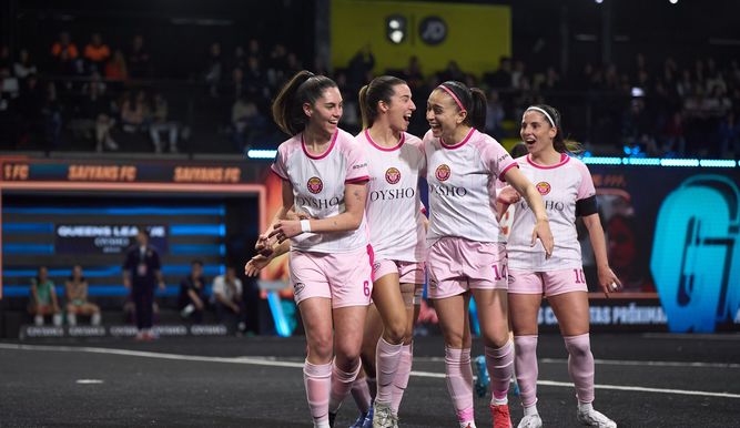 Jugadoras de Porcinas celebran un tanto en la Queens League