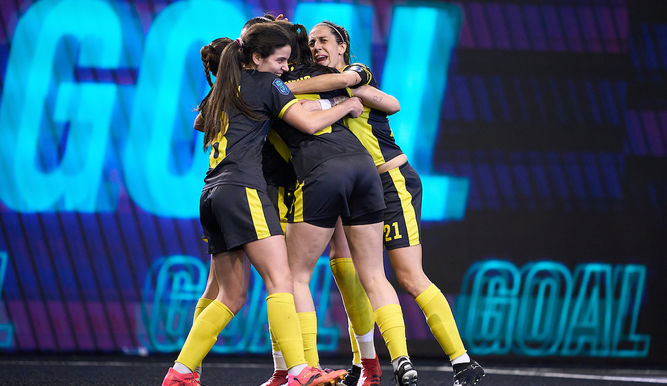 Jugadoras de Rayo de Barcelona celebran un gol en la Queens League