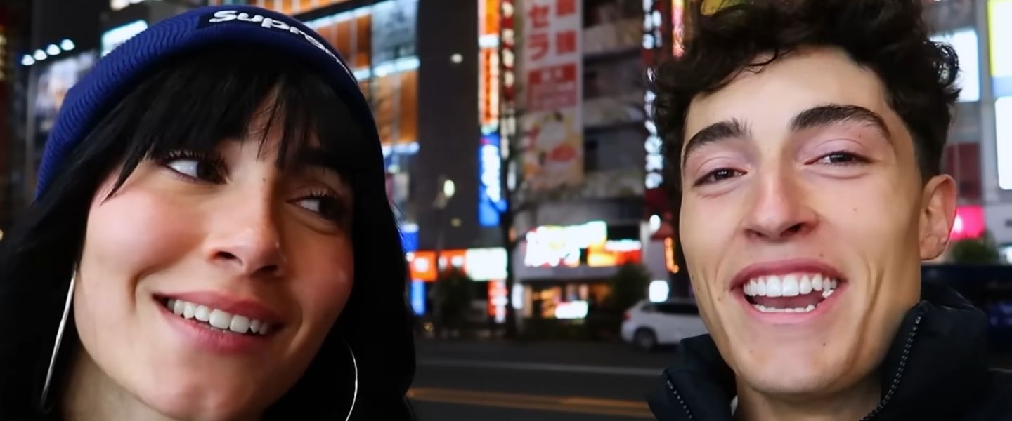 Aitana y Plex en un vídeo del youtuber en Japón