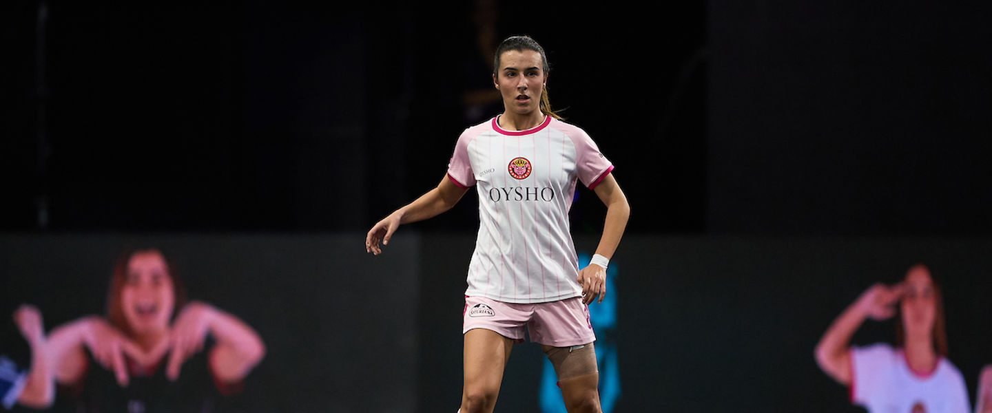 Clara Carmona, en el césped del Cupra Arena
