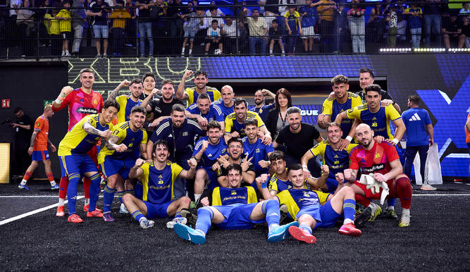 La plantilla de xBuyer Team celebran la victoria