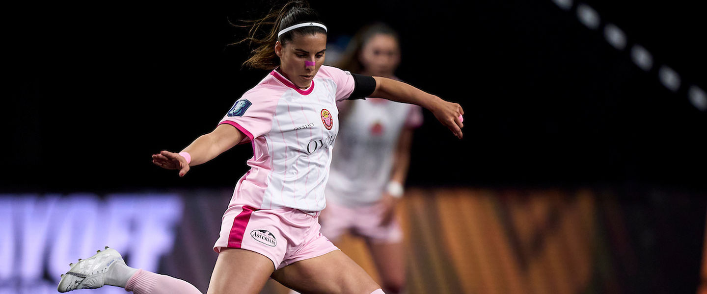 Núria Llop vistiendo la camiseta de Porcinas en el cuarto split de la Queens League