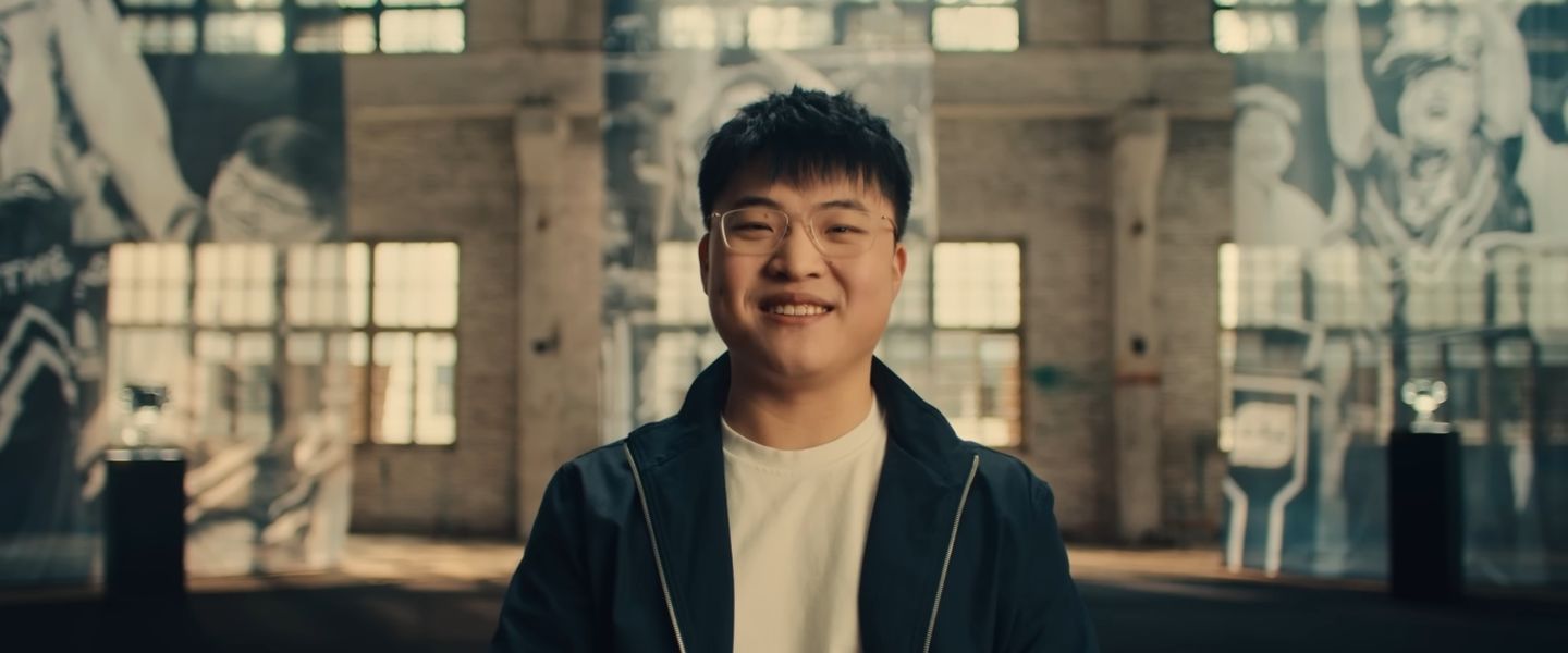 Uzi en el vídeo de presentación de su skin del Hall of Legends