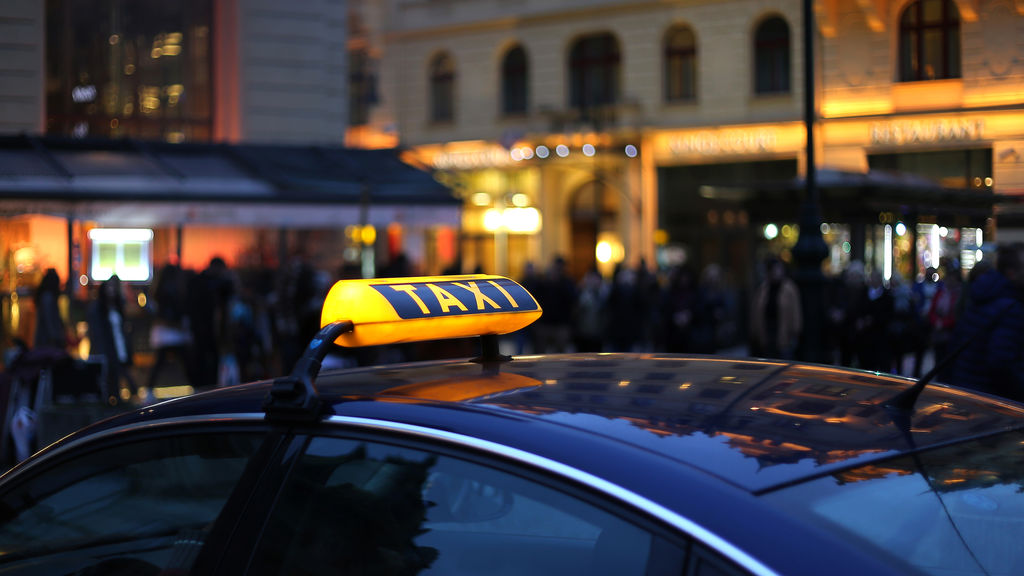 RESERVA UN TAXI O UN UBER CON ANTELACIÓN