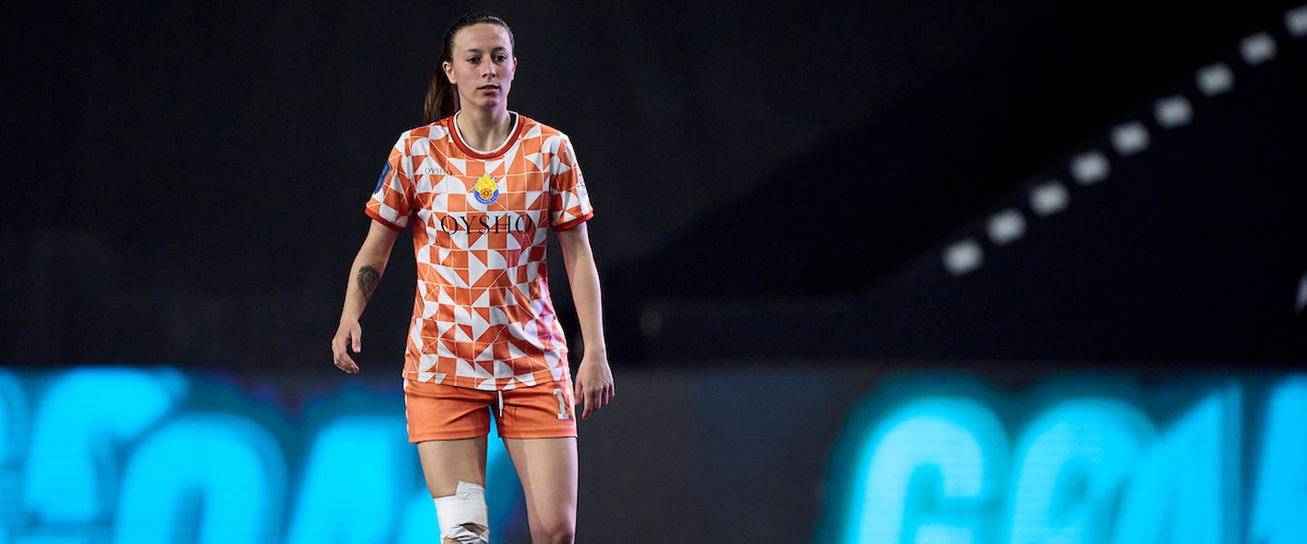 Elena Benítez en un partido del pasado split de la Queens League con la rodilla vendada